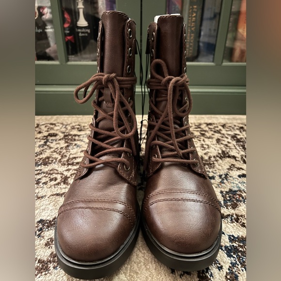 Torrid lace up flat combat dark brown boots 🍂 - Picture 10 of 10